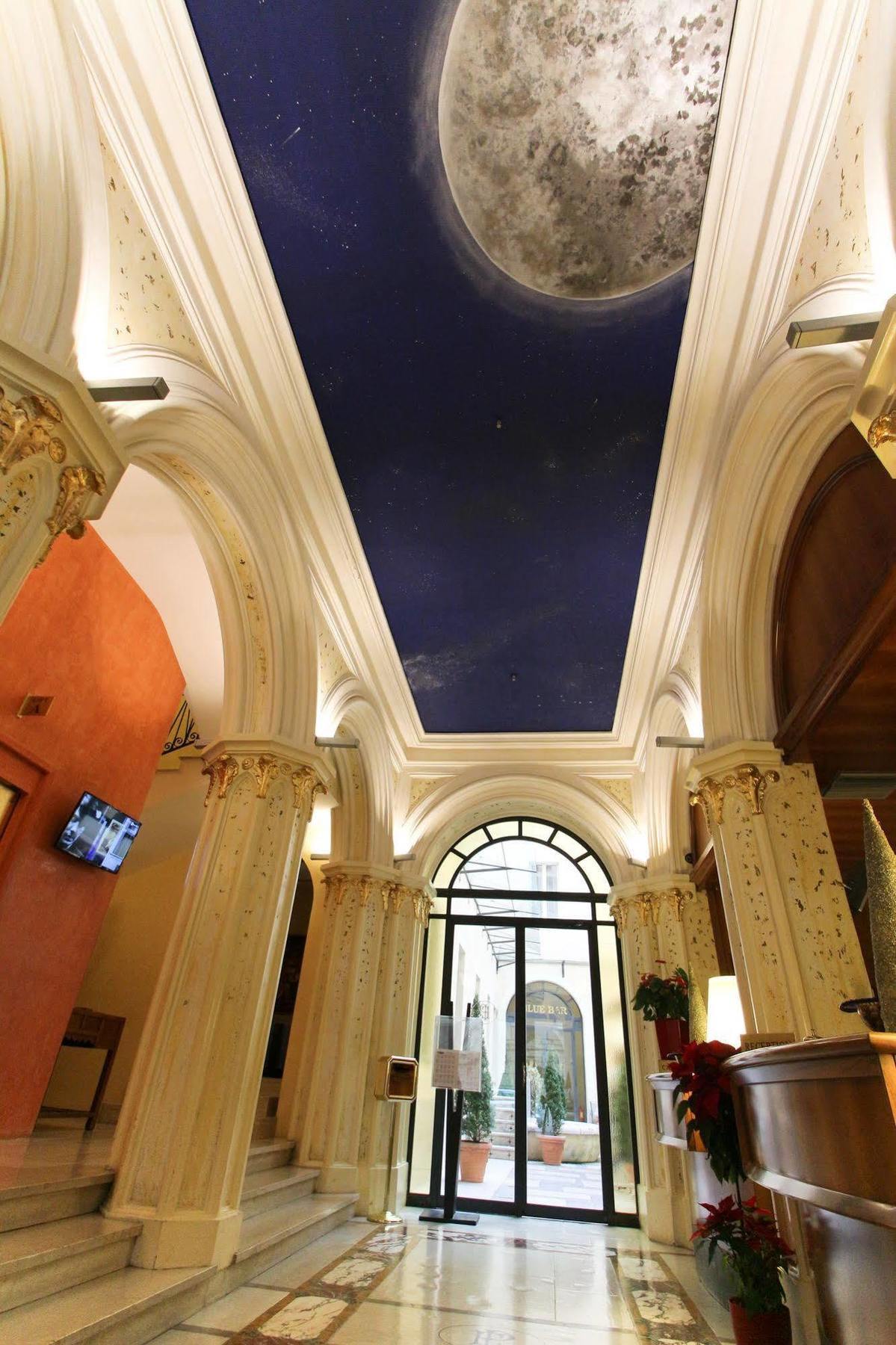 Hotel Una Empire